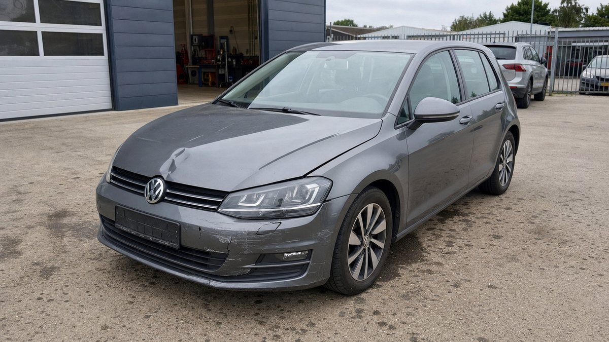 Volkswagen Golf met schade aan de voorzijde